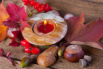 Herbstliche Tischdekoration mit Naturmaterialien