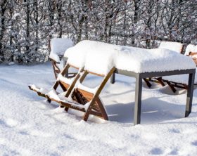 Gartenmöbel im Winter