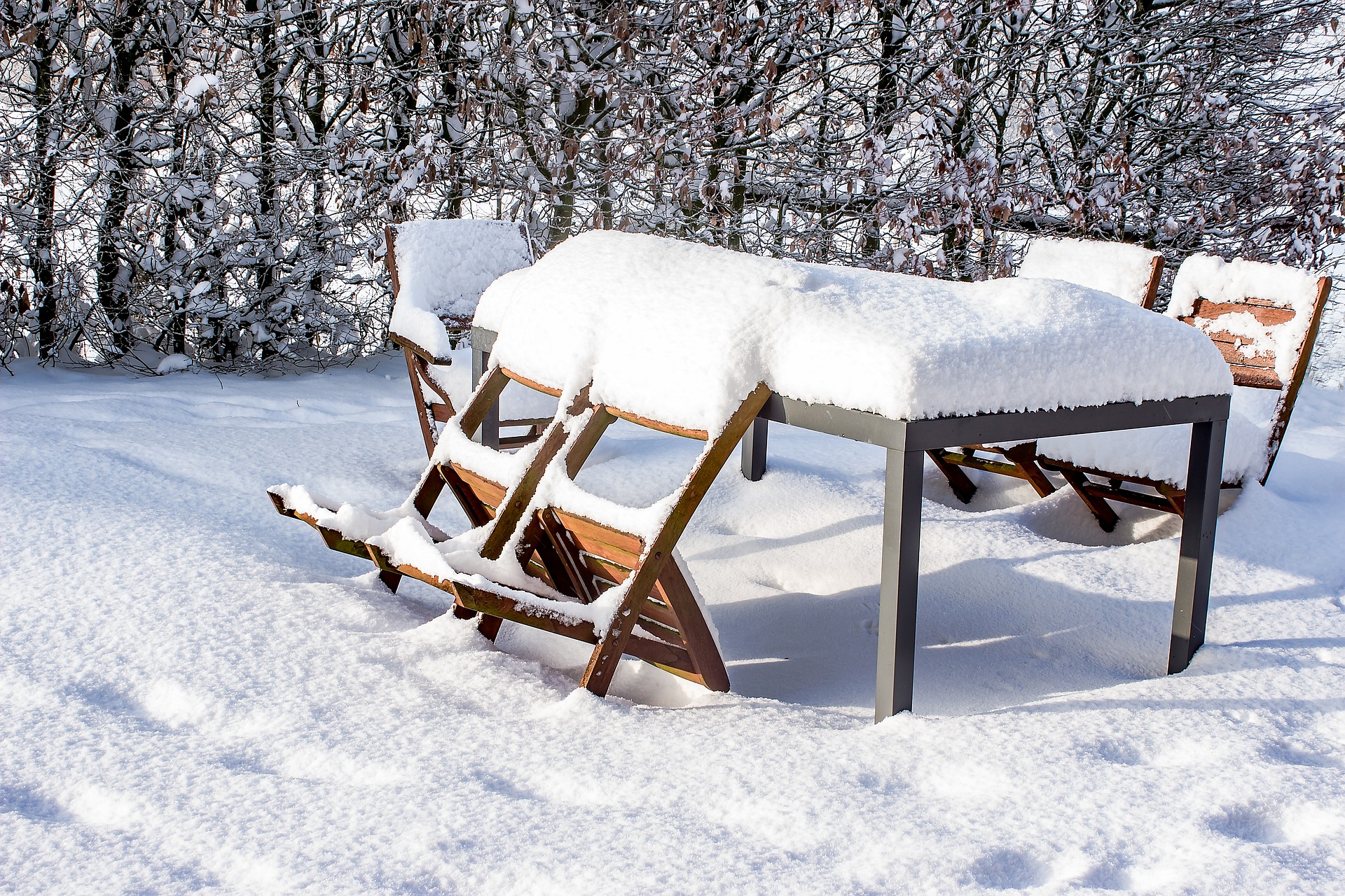 Gartenmöbel unter Schnee