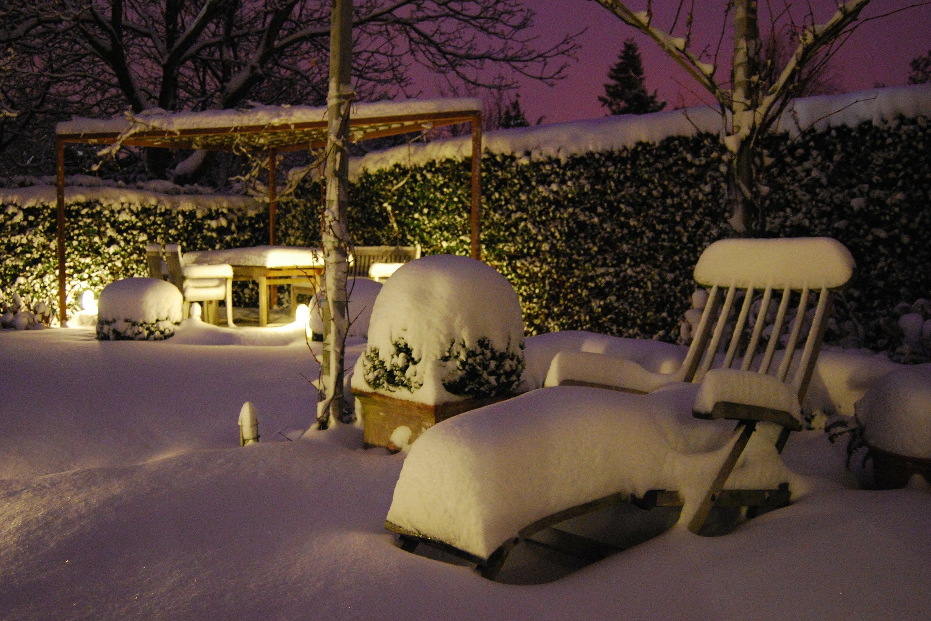 Gartenmöbel im Schnee