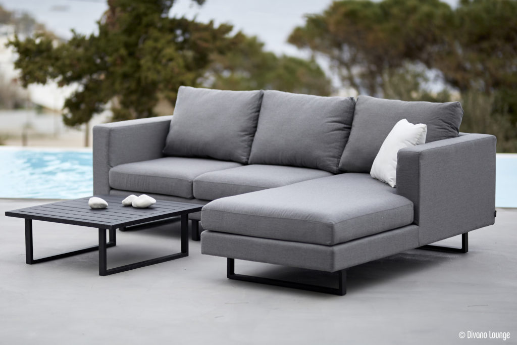 Graues Sunbrella Sofa am Pool