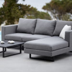 Graues Sunbrella Sofa am Pool