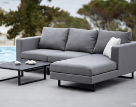 Graues Sunbrella Sofa am Pool