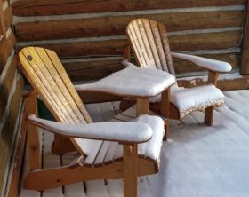 Gartenmöbel mit Schnee