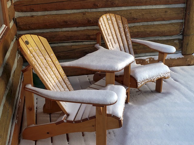 Gartenmöbel mit Schnee