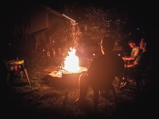 Eine Feuerstelle selber bauen und das Werk genießen