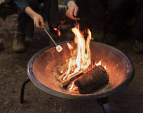 Mit der Feuerschale grillen: BBQ am offenen Feuer